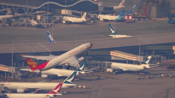 Airbus A330 airliner departing from Hong Kong. — Stock Video