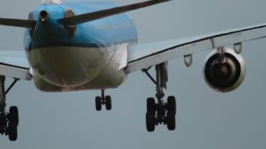 Çapraz rüzgara iniş yapan uçak.