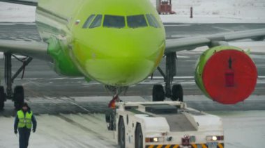 Rezerv Airbus A320 uçağı yüklemeye hazırlanıyor.