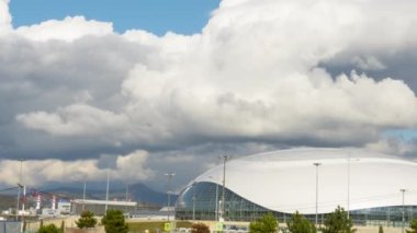 Bolşoy Buz Kubbesi 'nde yoğun yağmur bulutları var, Soçi. Zaman aşımı.
