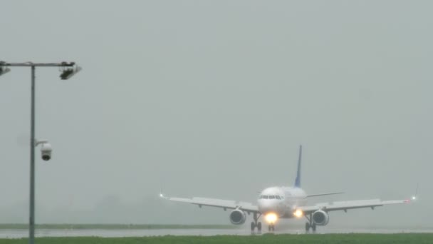 Air Astana Airbus 320 taxning efter landning i regnet. — Stockvideo