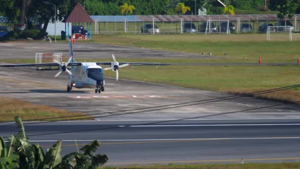 Royal Thai Navy pequeño transporte aircaft taxiing desde hangar — Vídeos de Stock