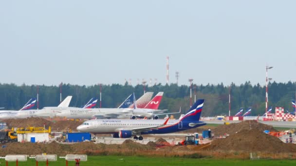 Aeroflot - Rus Havayolları Airbus A320 uçağı kalkış pozisyonunu bekliyor — Stok video