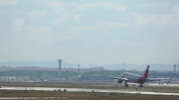 Reger Verkehr am Frankfurter Flughafen — Stockvideo