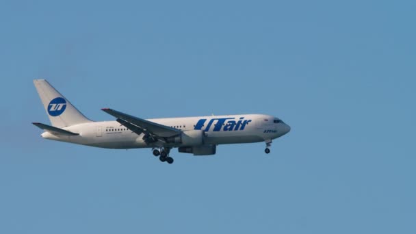 Utair Boeing 767 avión de pasajeros en aproximación final a Sochi. — Vídeo de stock