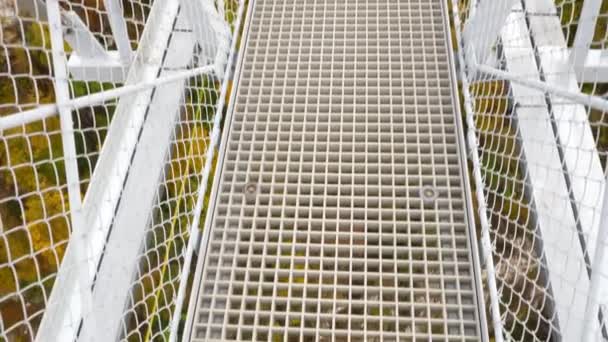 Caminhando em uma ponte aérea. — Vídeo de Stock