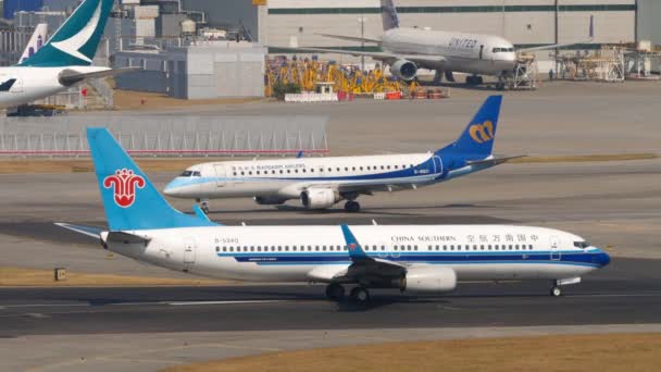 Aviões se preparando para partir do Aeroporto Internacional de Hong Kong. — Vídeo de Stock