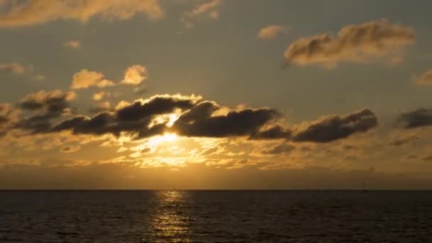 Słońce zachodzi nad morzem. Utrata czasu. — Wideo stockowe