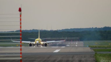 TUIfly Boeing 737 inişten sonra yavaşlıyor