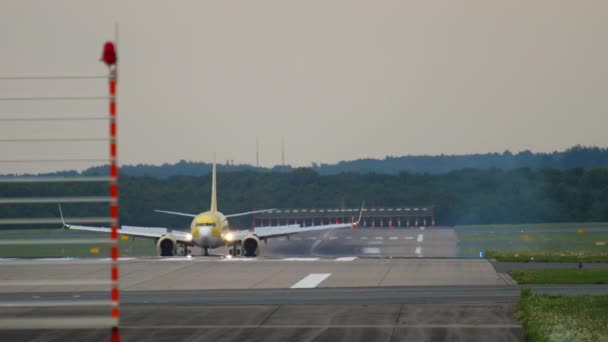 TUIfly Boeing 737 zwalnia po wylądowaniu — Wideo stockowe