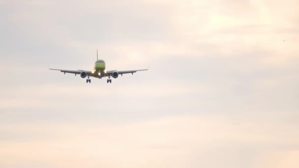 Kleine regionale vliegtuig op eindnadering bij zonsopgang — Stockvideo