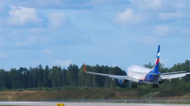 Boeing 737 uçağı Moskova 'ya iniyor..