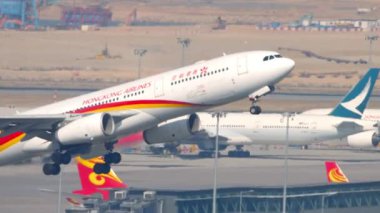 Hong Kong Havayolları A330 numaralı Airbus Hong Kong 'dan kalkıyor.