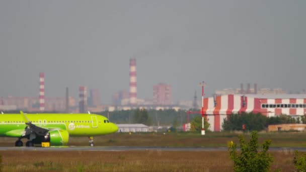 Airbus A320 von S7 Airlines rollt nach der Landung — Stockvideo