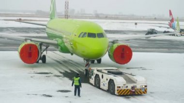 Rezerv Airbus A320 uçağı yüklemeye hazırlanıyor.