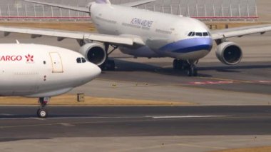 Uçak taksiden dönüyor.