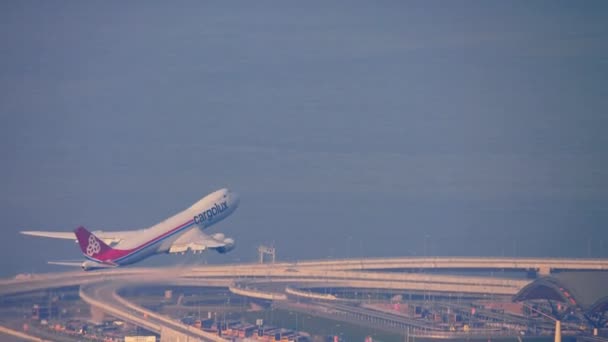 Сценический вид взлёта самолета. — стоковое видео