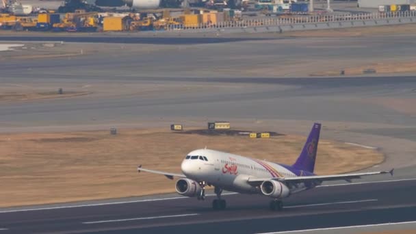 Авиалайнер вылетел из международного аэропорта Гонконга — стоковое видео