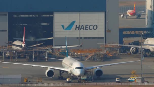 Авиалайнер Airbus A350 припаркован на перроне аэропорта Гонконга. — стоковое видео