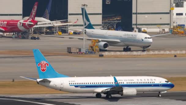 Samolot przyspiesza przed odlotem z międzynarodowego lotniska w Hongkongu — Wideo stockowe