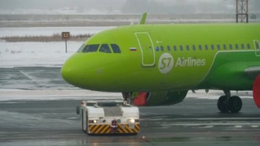 Airbus A320 uçağı bakım için çekiliyor.