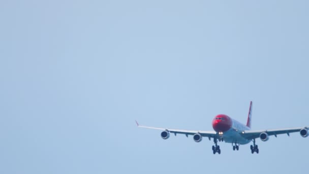 Edelweiss Air Airbus A340 im letzten Landeanflug — Stockvideo