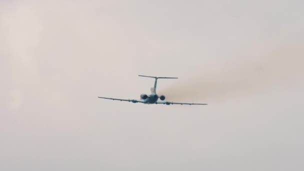 Avión a reacción subiendo al aire — Vídeo de stock