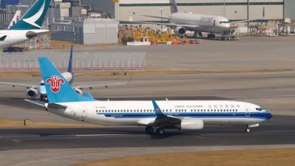 Aviões se preparando para partir do Aeroporto Internacional de Hong Kong. — Vídeo de Stock