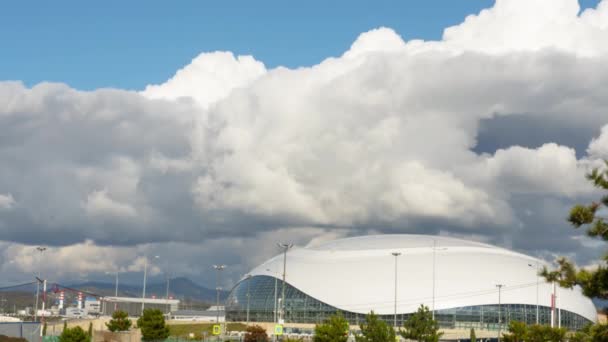 Gruesas lluvias girando sobre la cúpula de hielo de Bolshoy, Sochi. Período de tiempo. — Vídeo de stock