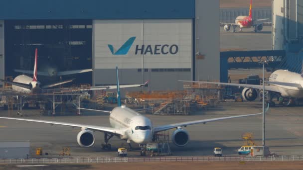 Авиалайнер Airbus A350 припаркован на перроне аэропорта Гонконга. — стоковое видео