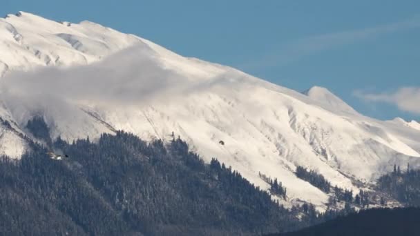 Dicke Wolken wirbeln über ein Gebirge. Zeitraffer. — Stockvideo