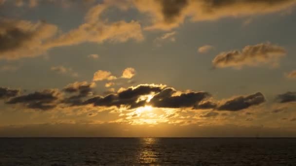 Zon ondergegaan boven de zee. Tijdsverloop. — Stockvideo