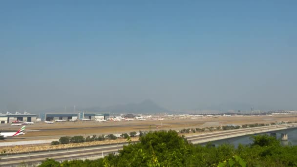 Vue panoramique de l'aéroport de Hong Kong. — Video