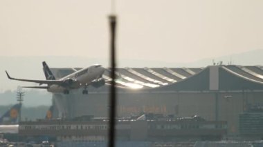 Boeing 737 Frankfurt 'tan kalkıyor..