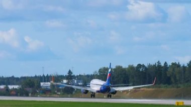 Boeing 737 uçağı Moskova 'ya iniyor..