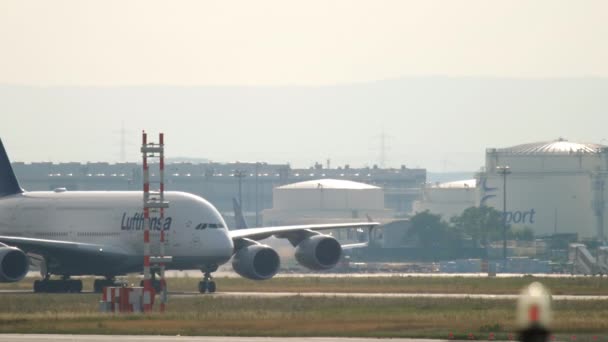 エアバスA380航空会社出発のための課税. — ストック動画