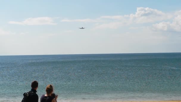 Avion de ligne approchant de l'aéroport au-dessus de la plage océanique — Video