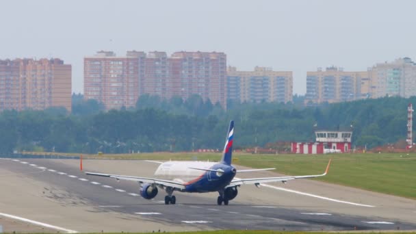 Avion de ligne Airbus A320 au départ de l'aéroport de Sheremetyevo, Moscou. — Video