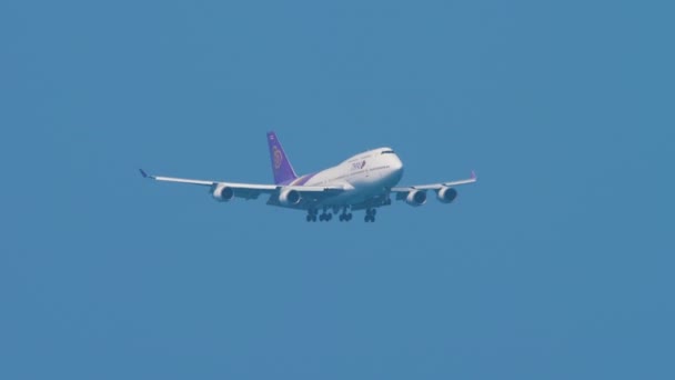 Thai Airways Boeing 747 vliegtuig op eindnadering voor de landing — Stockvideo