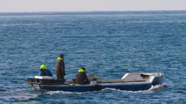 Rybáři plující k moři na motorovém člunu — Stock video
