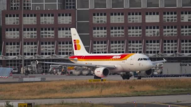Iberia Airbus A320 taxiando para a pista para a partida — Vídeo de Stock