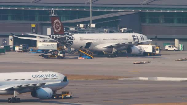 Cathay Pacific airliner je odtahován ze služby — Stock video