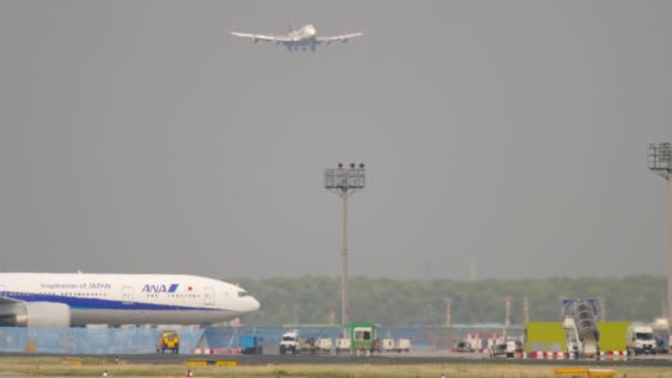 Luchtvaartverkeer op de internationale luchthaven van Frankfurt. — Stockvideo