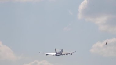 Cargolux Boeing 747 uçak gemisi kalkıyor.