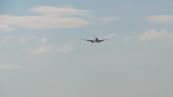 Avión acercándose al aeropuerto sobre el océano — Vídeos de Stock
