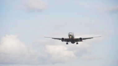 Boeing 777 uçağı iniyor.
