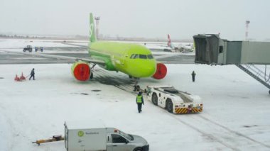Rezerv Airbus A320 uçağı yüklemeye hazırlanıyor.