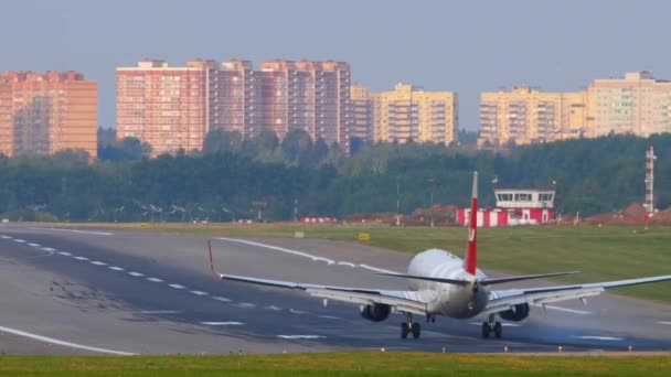 Samolot Boeing 737 ląduje w Moskwie. — Wideo stockowe