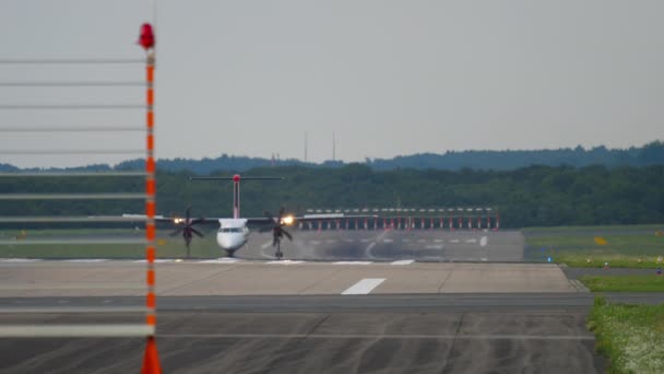 Турбогвинтовий літак сповільнюється після посадки — стокове відео