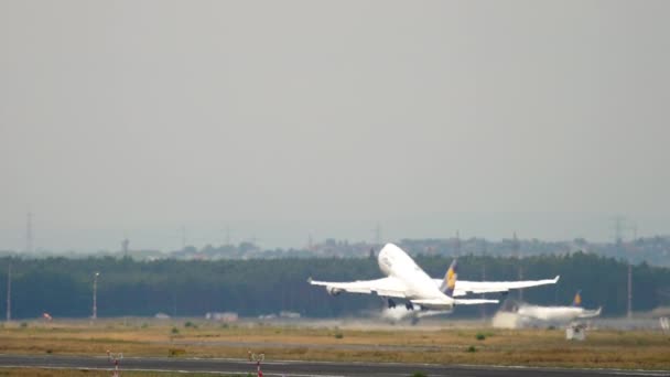 프랑크푸르트에서 온 보잉 747 이착륙 기 — 비디오